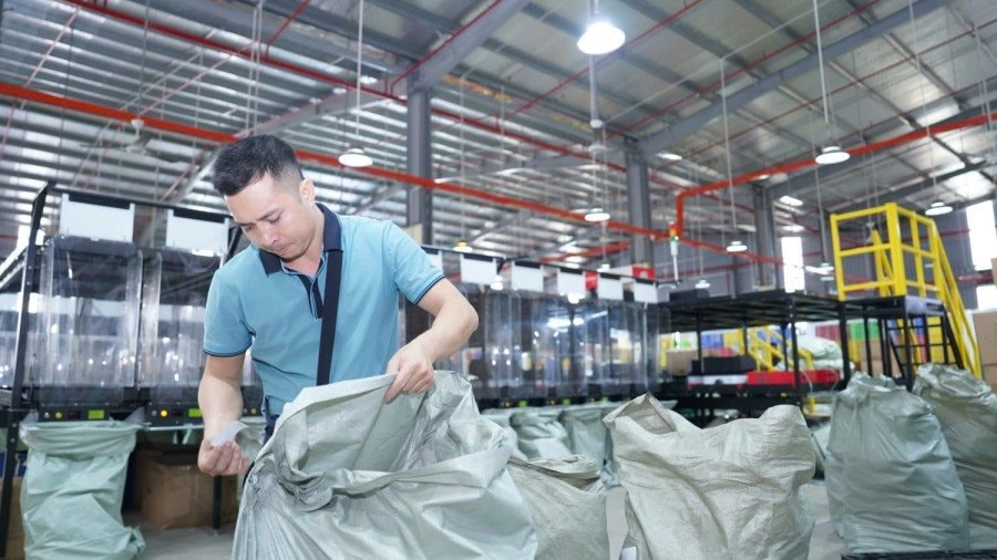 4.0 là đây: Một chuỗi thời trang 300 chi nhánh tiết kiệm 50% chi phí nhân sự nhờ thuê 48 robot chia hàng, hoạt động 24/7, tỷ lệ sai sót gần bằng 0- Ảnh 2. 4.0 là đây: Một chuỗi thời trang 300 chi nhánh tiết kiệm 50% chi phí nhân sự nhờ thuê 48 robot chia hàng, hoạt động 24/7, tỷ lệ sai sót gần bằng 0- Ảnh 2.