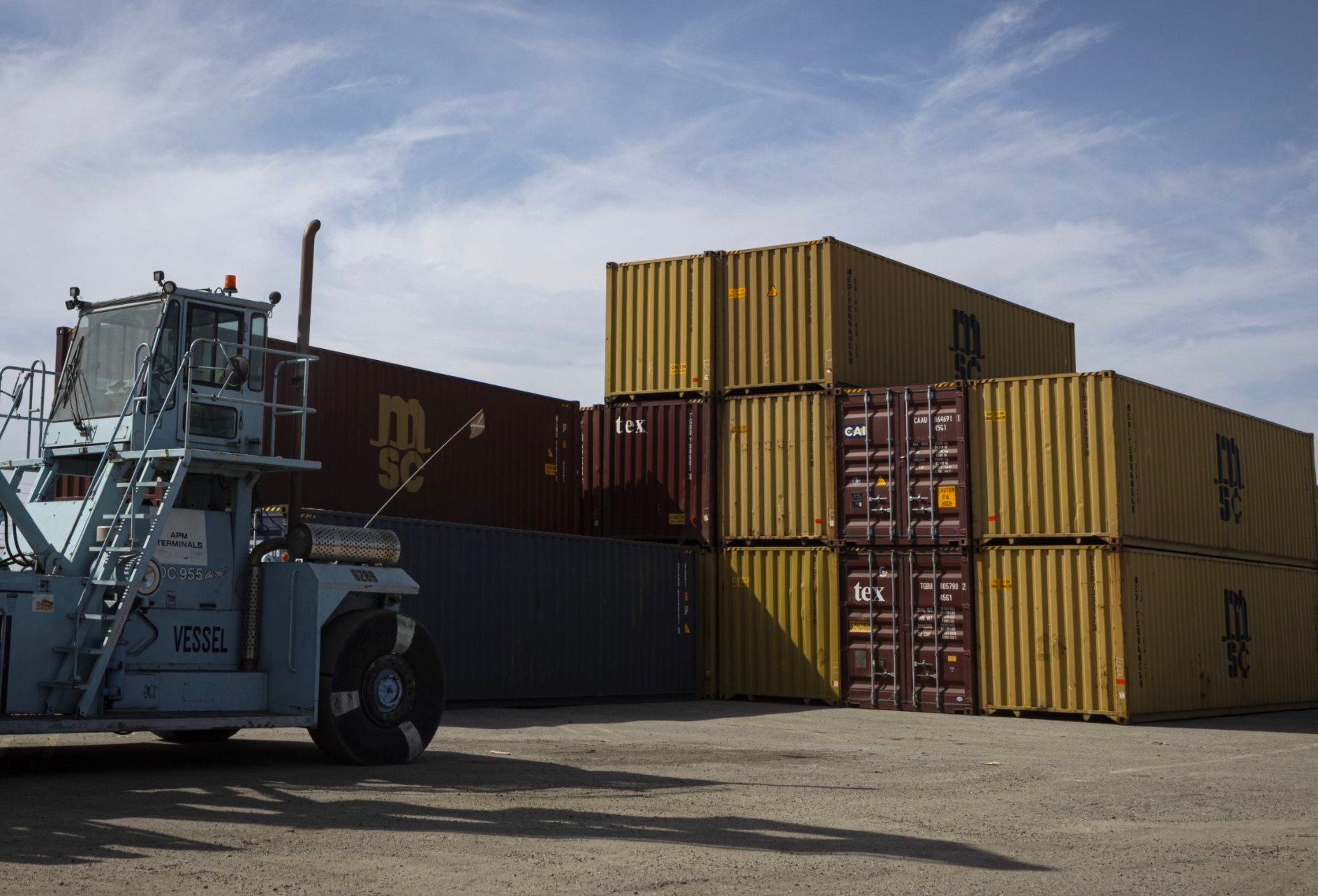 Cảng container bận rộn nhất nước Mỹ đón 'gió lạnh' vì thương chiến: Kho hàng dồn ứ vì không ai muốn chịu thuế 30%, hàng trăm nghìn người có thể mất việc- Ảnh 1.