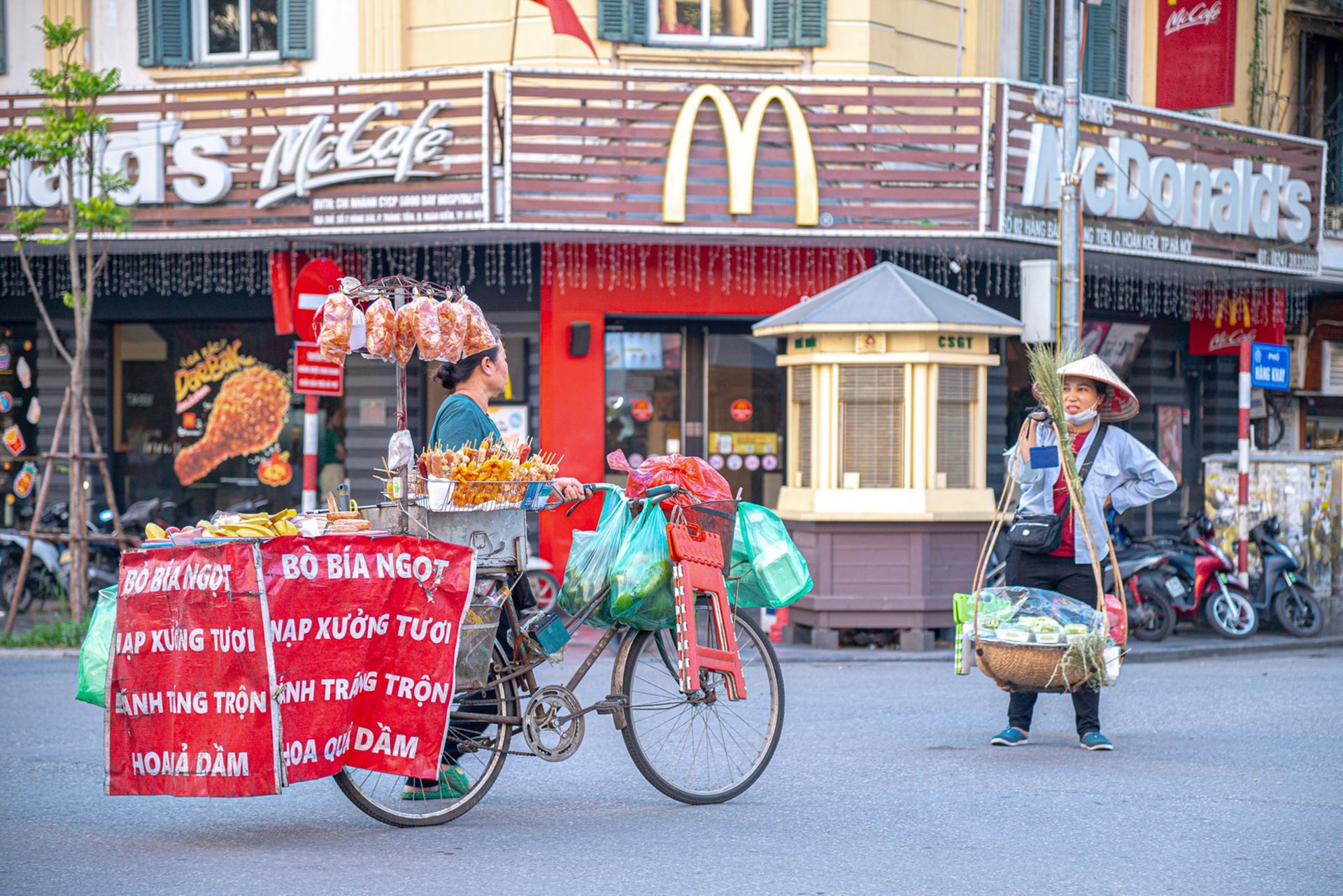Nơi Starbucks sánh vai cùng trà đá, xiên que “bao vây” McDonald’s, bánh mì thịt xiên đặt trước Lotteria- Ảnh 1.