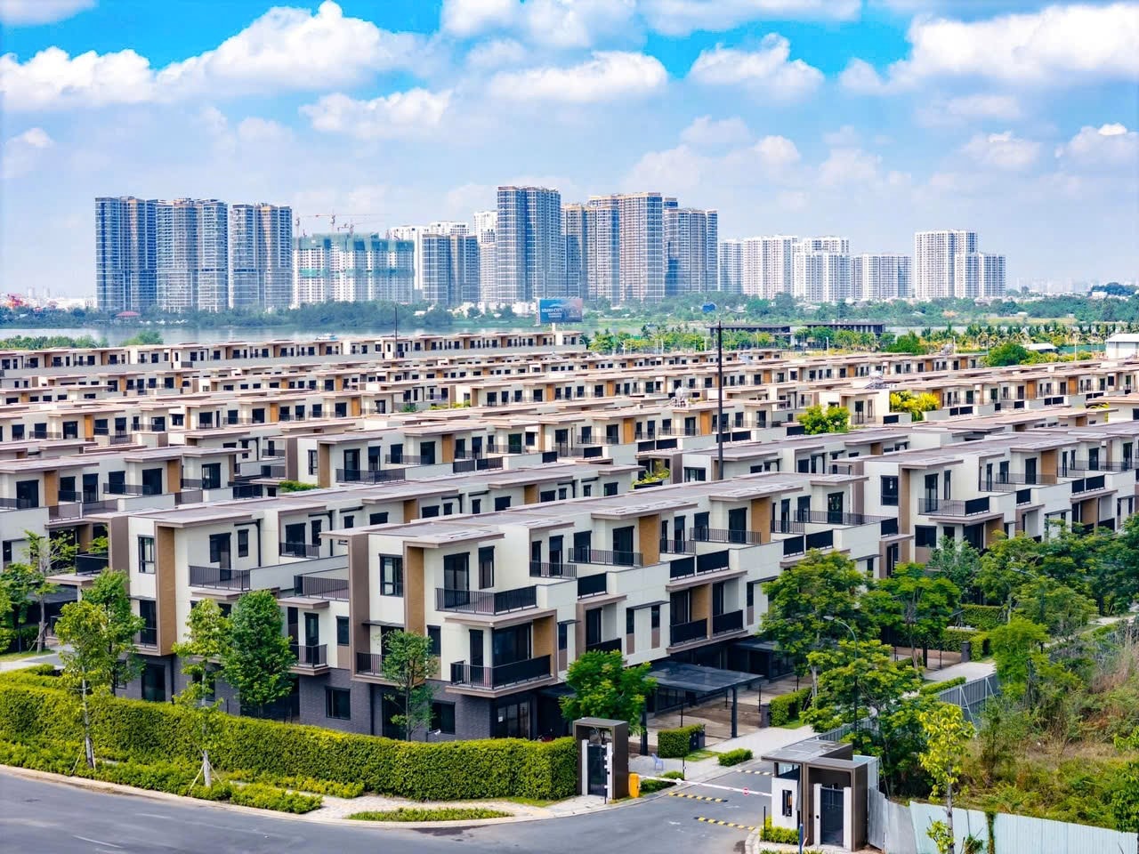 Sân bay, metro, cao tốc... tăng tốc về đích, sức cầu bất động sản gọi tên khu vực này- Ảnh 3.