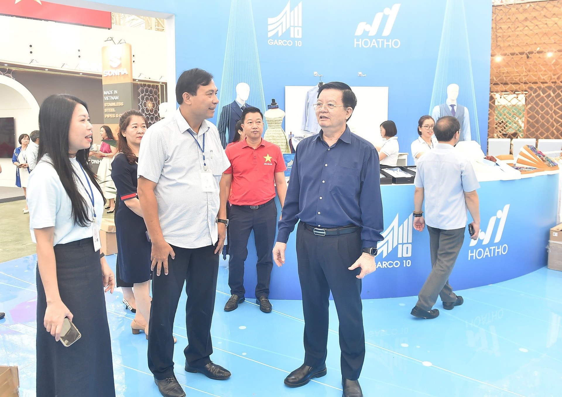 Chỉ 2 ngày nữa, Việt Nam chứng kiến một sự kiện chưa có tiền lệ, hơn 100 DN tham gia, có cả xe chống đạn - Ảnh 2.