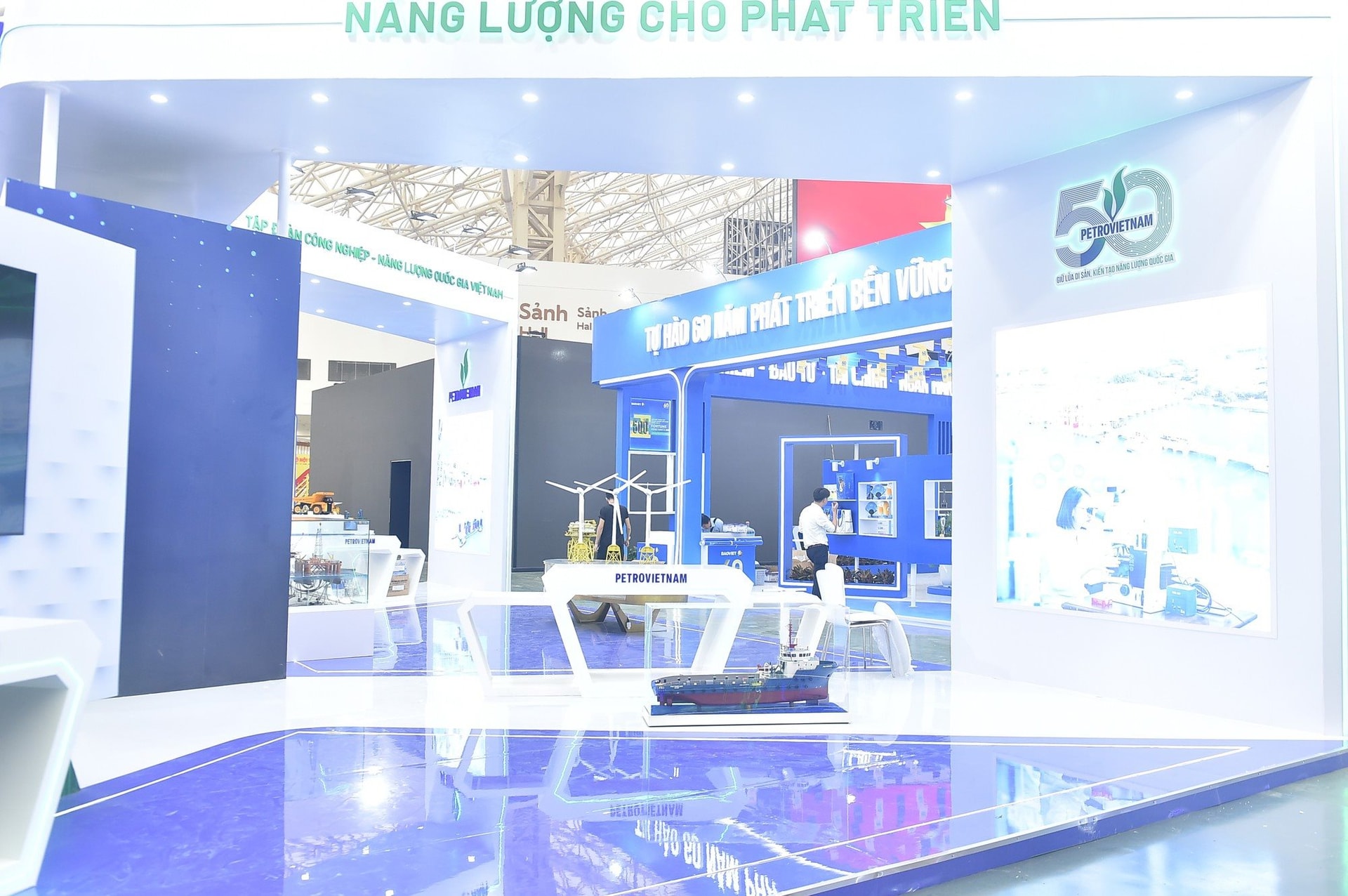 Chỉ 2 ngày nữa, Việt Nam chứng kiến một sự kiện chưa có tiền lệ, hơn 100 DN tham gia, có cả xe chống đạn - Ảnh 12.