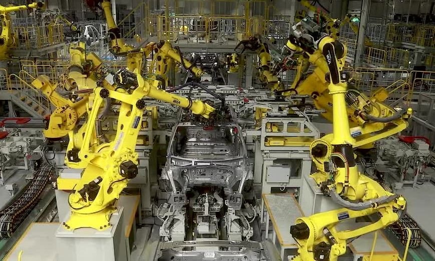 Bên trong nhà máy robot của Hyundai: Sản xuất 500.000 xe điện và hybrid mỗi năm, 750 robot, hàng trăm xe tự hành hoạt động suốt ngày đêm- Ảnh 1.