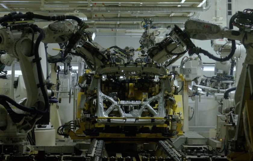 Bên trong nhà máy robot của Hyundai: Sản xuất 500.000 xe điện và hybrid mỗi năm, 750 robot, hàng trăm xe tự hành hoạt động suốt ngày đêm- Ảnh 2.