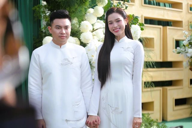 Tập đoàn Sơn Hải nhà chồng sắp cưới Hoa hậu Đỗ Thị Hà trả lương thưởng cho nhân viên: Lái xe ủi, xe ben hơn 300 triệu, kỹ sư hơn 500 triệu, quản lý 1,4 tỷ đồng một năm- Ảnh 1. Tập đoàn Sơn Hải nhà chồng sắp cưới Hoa hậu Đỗ Thị Hà trả lương thưởng cho nhân viên: Lái xe ủi, xe ben hơn 300 triệu, kỹ sư hơn 500 triệu, quản lý 1,4 tỷ đồng một năm- Ảnh 1.
