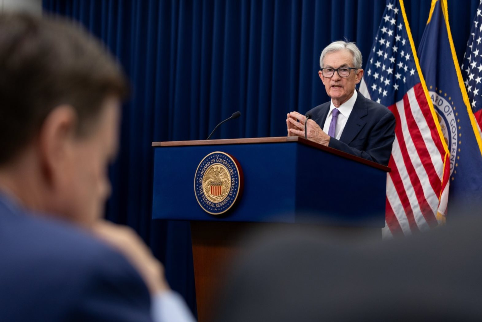 Biên bản họp Fed được công bố: Đa số quan chức ngân hàng trung ương phản đối cắt giảm lãi suất vào tháng 12- Ảnh 1.