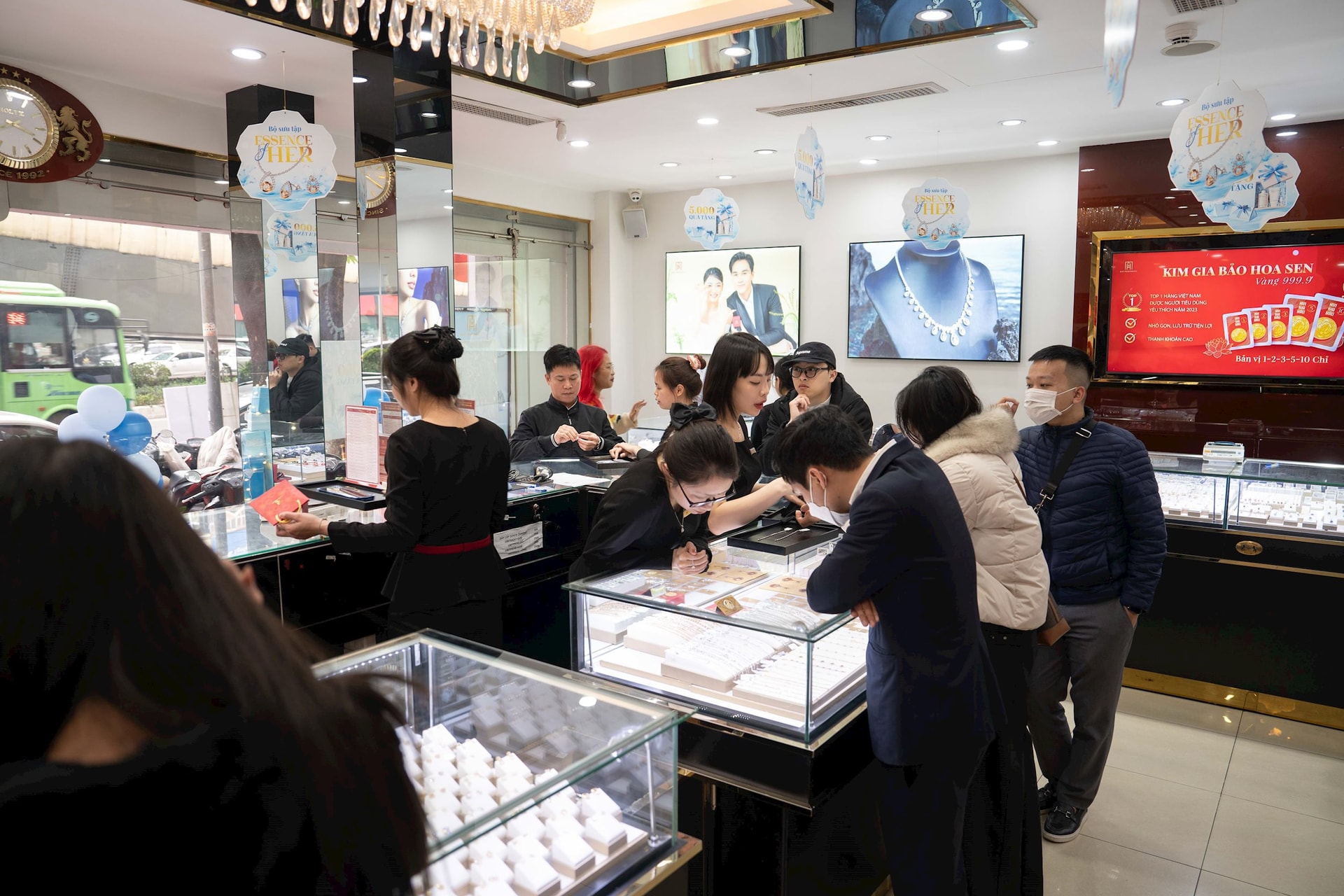 Giá vàng hôm nay diễn biến đầy bất ngờ, nhà đầu tư "nín thở" chờ 1 tín hiệu quan trọng - Ảnh 3.