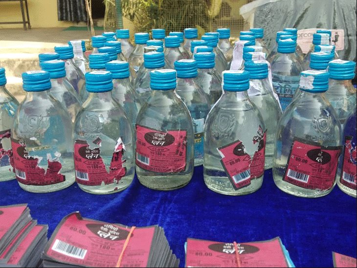 Đột kích nhà cựu Nghị sĩ Ấn Độ, công an bất ngờ triệt phá đường dây sản xuất đồ uống giả quy mô lớn, tịch thu hàng loạt chai lọ, hóa chất và máy đóng gói - Ảnh 1.