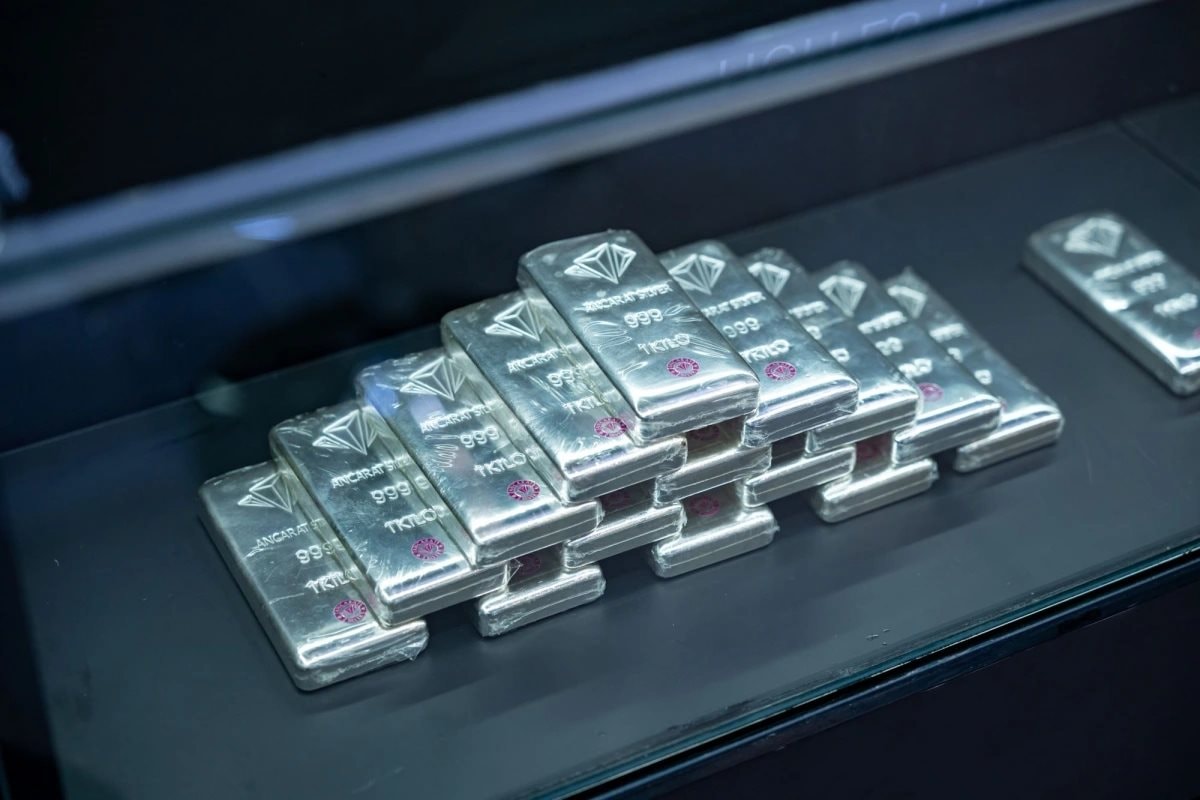 Giá bạc hôm nay tiếp tục giảm sâu- Ảnh 1.