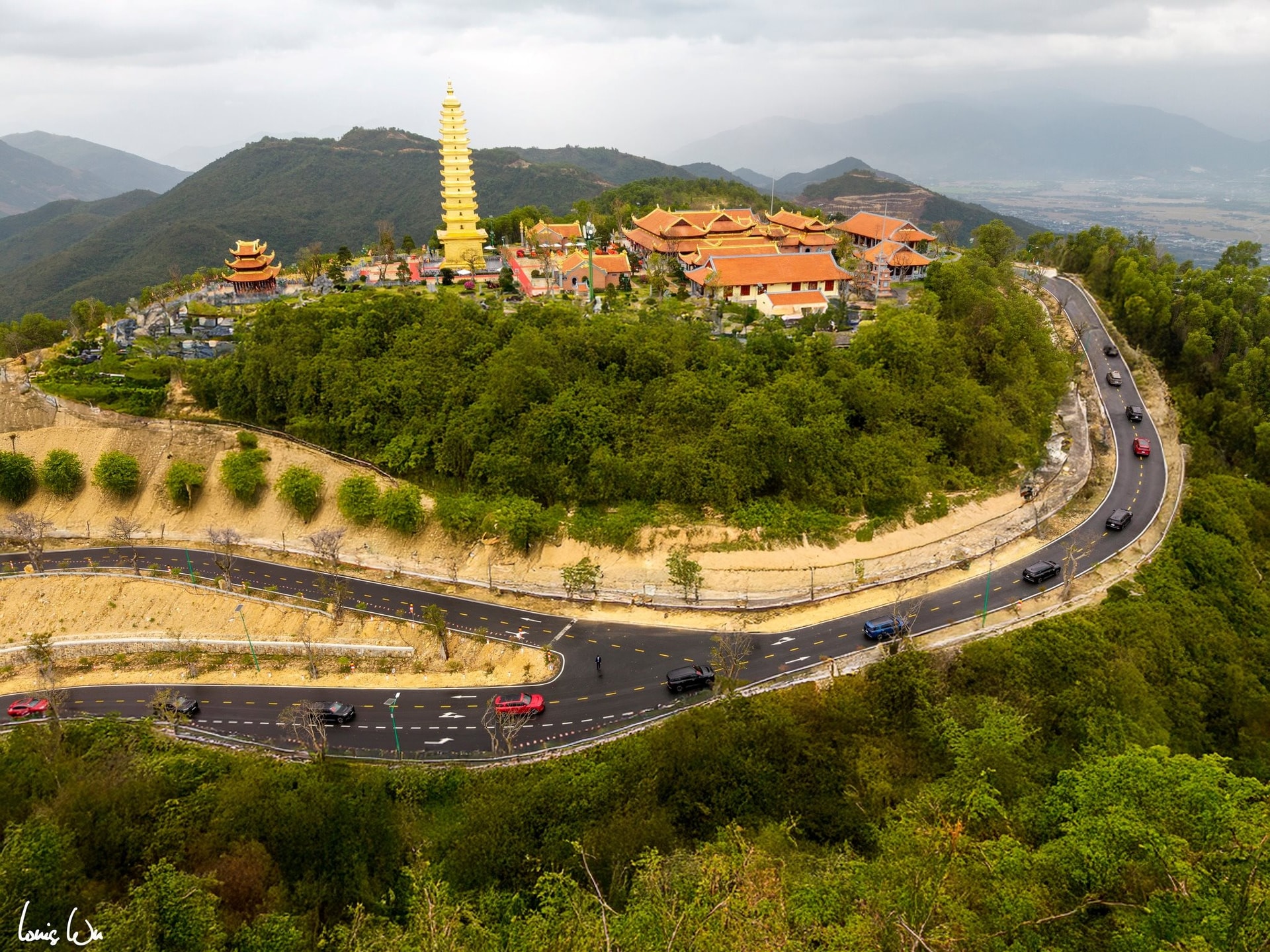 Lễ Hằng thuận "tr&ecirc;n đỉnh n&uacute;i" của con trai tỷ ph&uacute; Phạm Nhật Vượng - Ảnh 2.