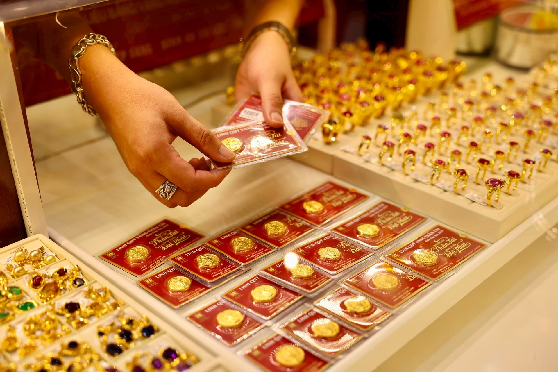 Gi&aacute; v&agrave;ng SJC, gi&aacute; v&agrave;ng nhẫn s&aacute;ng nay ng&agrave;y 10/2 quanh mốc 180 triệu đồng/lượng- Ảnh 1.