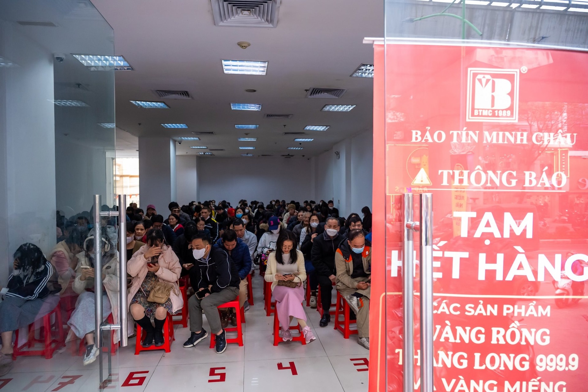 Người d&acirc;n xếp h&agrave;ng đ&ocirc;ng nghịt mua v&agrave;ng ng&agrave;y cận Tết B&iacute;nh Ngọ, bạc thỏi Bạch M&atilde; Ph&uacute; Qu&yacute; g&acirc;y "sốt" - Ảnh 12.