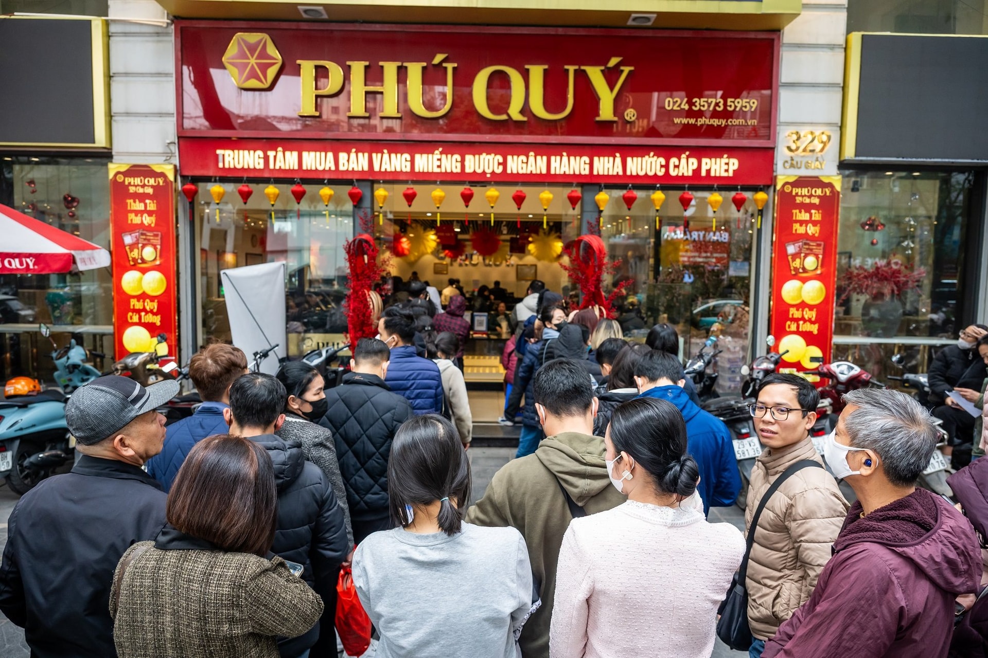 Người d&acirc;n xếp h&agrave;ng đ&ocirc;ng nghịt mua v&agrave;ng ng&agrave;y cận Tết B&iacute;nh Ngọ, bạc thỏi Bạch M&atilde; Ph&uacute; Qu&yacute; g&acirc;y "sốt" - Ảnh 2.