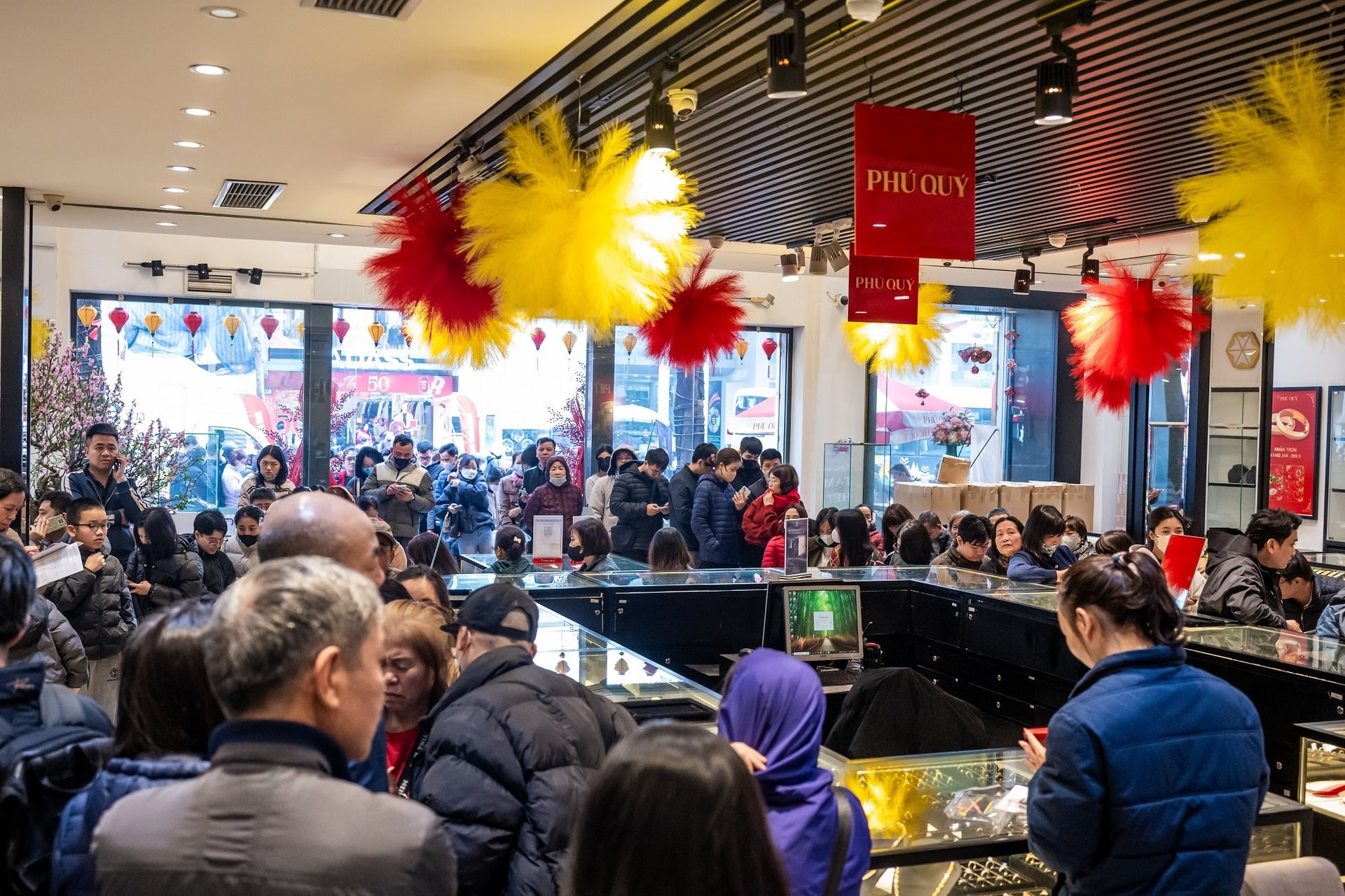 Người d&acirc;n xếp h&agrave;ng đ&ocirc;ng nghịt mua v&agrave;ng ng&agrave;y cận Tết B&iacute;nh Ngọ, bạc thỏi Bạch M&atilde; Ph&uacute; Qu&yacute; g&acirc;y "sốt" - Ảnh 3.