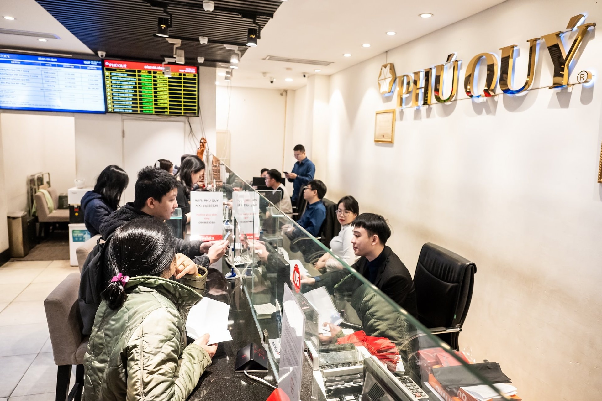 Người d&acirc;n xếp h&agrave;ng đ&ocirc;ng nghịt mua v&agrave;ng ng&agrave;y cận Tết B&iacute;nh Ngọ, bạc thỏi Bạch M&atilde; Ph&uacute; Qu&yacute; g&acirc;y "sốt" - Ảnh 5.