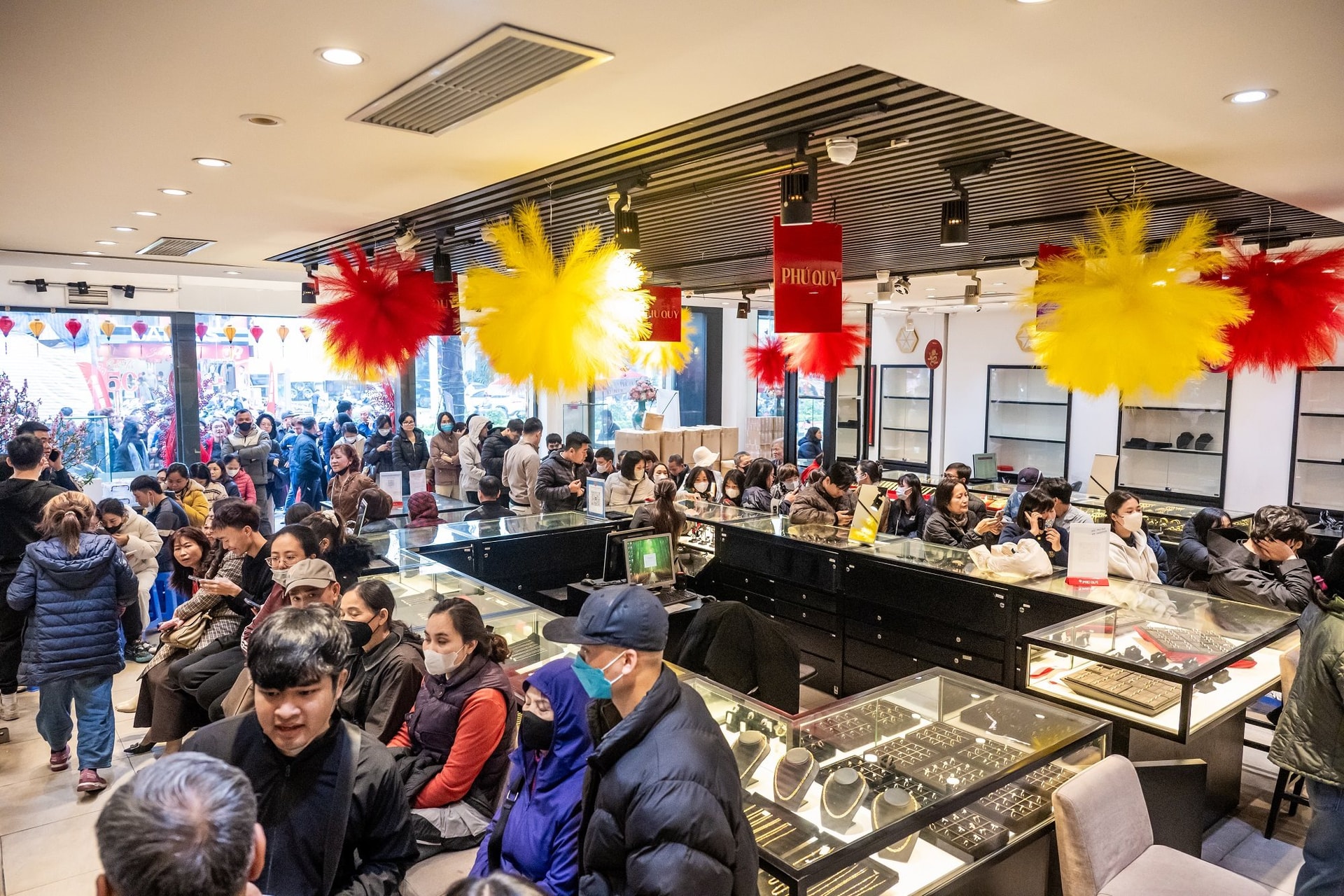 Người d&acirc;n xếp h&agrave;ng đ&ocirc;ng nghịt mua v&agrave;ng ng&agrave;y cận Tết B&iacute;nh Ngọ, bạc thỏi Bạch M&atilde; Ph&uacute; Qu&yacute; g&acirc;y "sốt" - Ảnh 4.