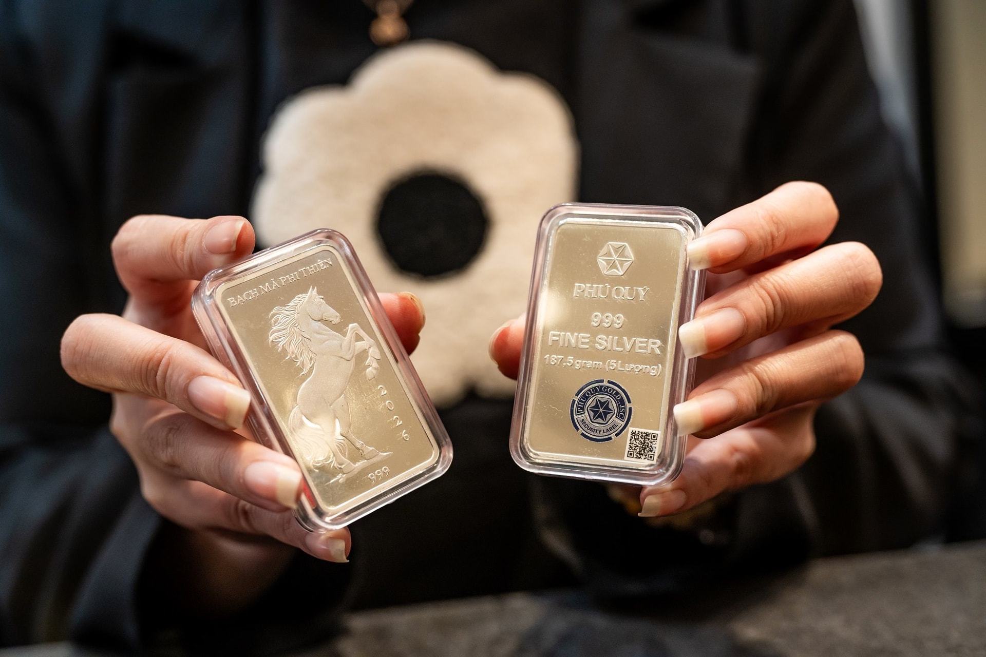 Người d&acirc;n xếp h&agrave;ng đ&ocirc;ng nghịt mua v&agrave;ng ng&agrave;y cận Tết B&iacute;nh Ngọ, bạc thỏi Bạch M&atilde; Ph&uacute; Qu&yacute; g&acirc;y "sốt" - Ảnh 1.