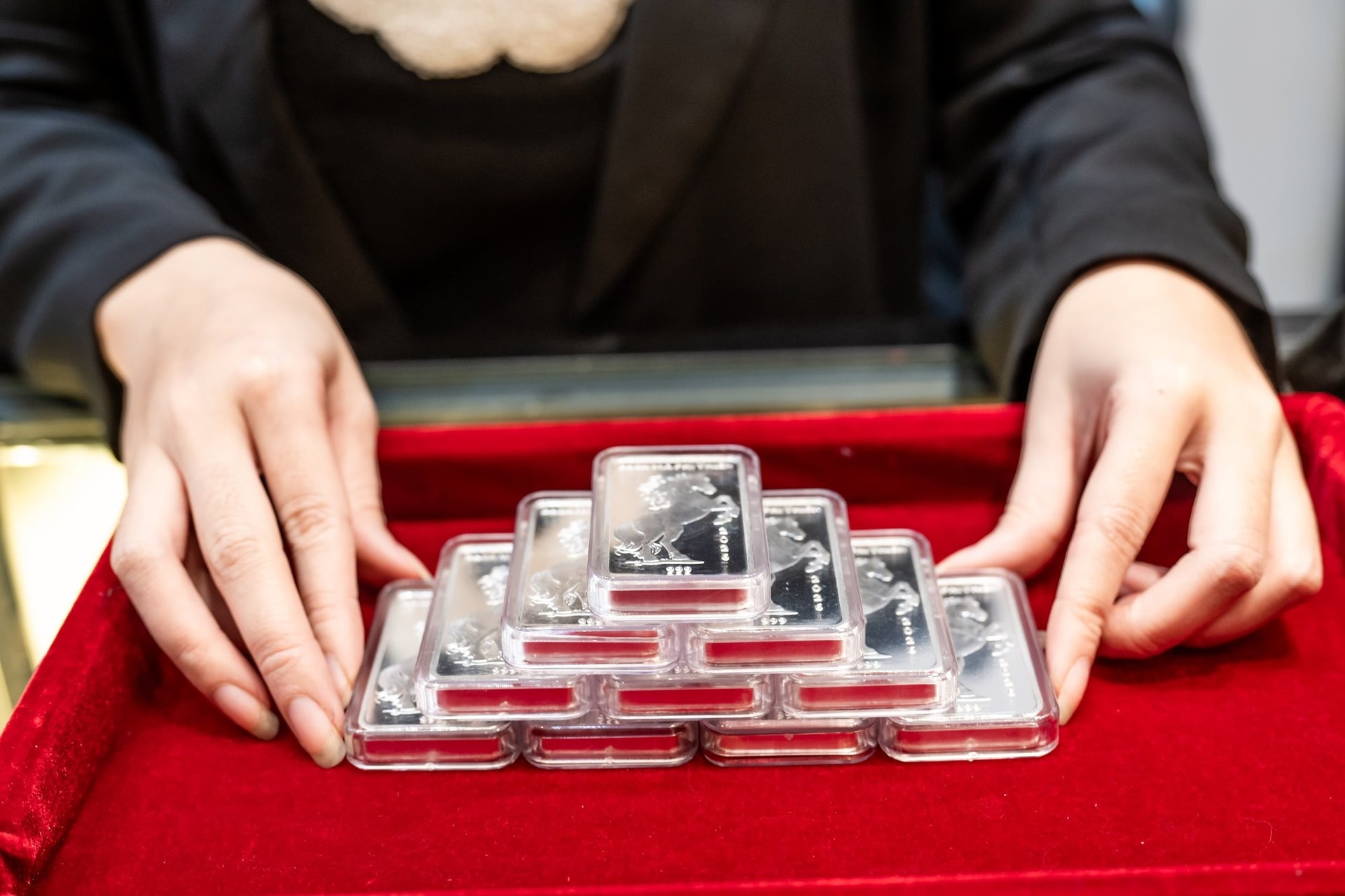 Người d&acirc;n xếp h&agrave;ng đ&ocirc;ng nghịt mua v&agrave;ng ng&agrave;y cận Tết B&iacute;nh Ngọ, bạc thỏi Bạch M&atilde; Ph&uacute; Qu&yacute; g&acirc;y "sốt" - Ảnh 9.