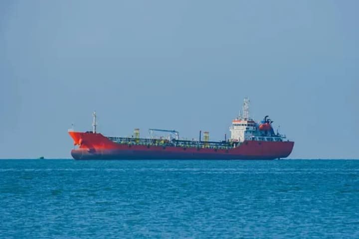 Nga thử lệnh phong toả của Mỹ, điều tàu chở 200.000 thùng dầu tới quốc đảo xa xôi: Thế giới 'nín thở' chờ kết quả - Ảnh 1.