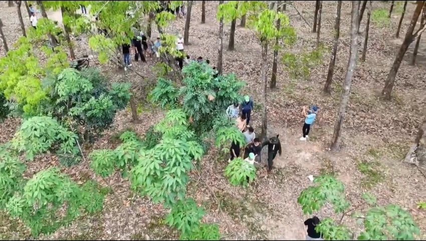 Ph&aacute;t hiện hơn 80 người tập trung tại một khu đất trống, c&ocirc;ng an sử dụng c&ocirc;ng nghệ cao v&agrave;o cuộc - Ảnh 1.