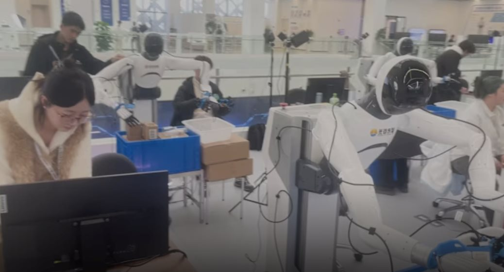 B&ecirc;n trong 'vườn ươm robot' của Trung Quốc: Mọi chuyển động đều được AI ph&acirc;n t&iacute;ch, lặp lại chục ngh&igrave;n lần để robot thuần thục - Ảnh 3.