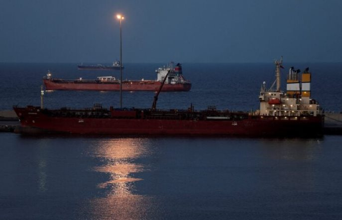 Ph&aacute;t hiện một loạt t&agrave;u sử dụng t&iacute;n hiệu nhận dạng giả, &acirc;m thầm đi qua qua eo biển Hormuz: Hơn 12 triệu th&ugrave;ng dầu di chuyển th&agrave;nh c&ocirc;ng - Ảnh 1.