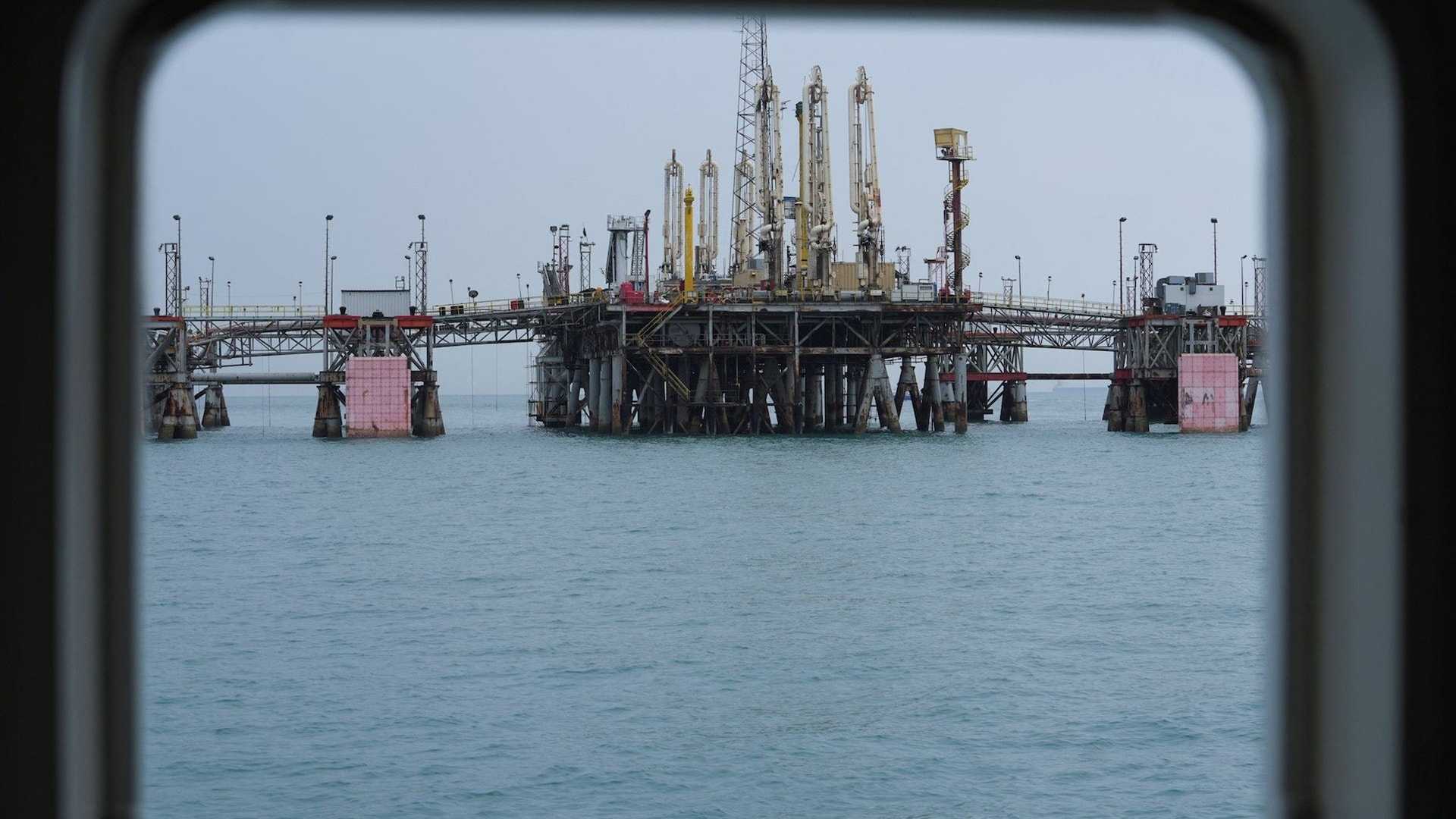 T&agrave;u chở 1 triệu th&ugrave;ng dầu vừa di chuyển qua Hormuz, quốc gia l&aacute;ng giềng Iran đ&atilde; giục kh&aacute;ch khẩn trương chốt lịch vận chuyển th&ecirc;m dầu - Ảnh 1.