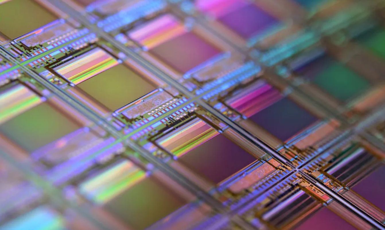 Tại sao cả ngành bán dẫn lại đang phụ thuộc vào một hãng bột ngọt Nhật Bản? - Ảnh 2.