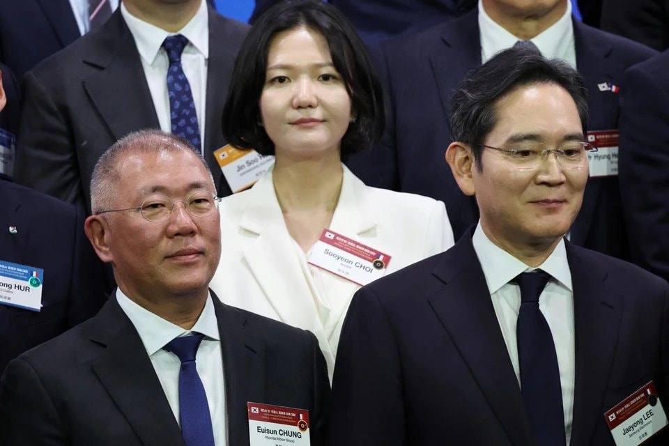 Tháp tùng Tổng thống Lee Jae Myung, chủ tịch “tứ đại chaebol” Hàn Quốc vừa tới Việt Nam là những ai?- Ảnh 1.