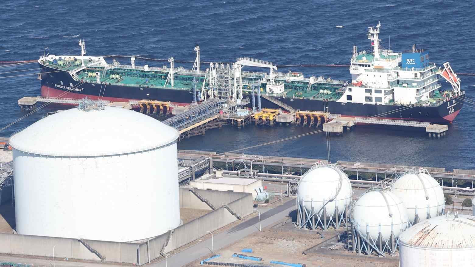 Lần đầu ti&ecirc;n sau 2 th&aacute;ng, một nước đồng minh của Mỹ th&agrave;nh c&ocirc;ng đưa t&agrave;u chở 2 triệu th&ugrave;ng dầu vượt eo biển Hormuz m&agrave; kh&ocirc;ng cần trả ph&iacute; cho Iran, h&agrave;ng chục t&agrave;u vẫn đang mắc kẹt - Ảnh 1.