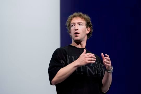 Cổ phiếu "bốc hơi" 8%, CEO Mark Zuckerberg trực tiếp thừa nhận sa thải 8.000 lao động vì AI- Ảnh 2.