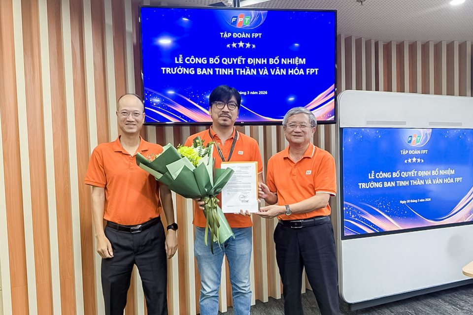1 Gi&aacute;m đốc của Tập đo&agrave;n FPT bất ngờ đi h&aacute;t, tham gia chương tr&igrave;nh 'Anh trai vượt ng&agrave;n ch&ocirc;ng gai' - Ảnh 3.