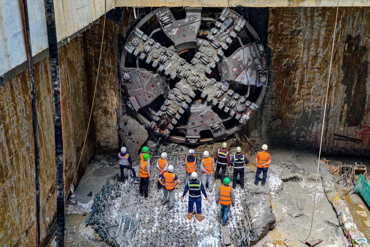 Cỗ m&aacute;y TBM nặng 850 tấn, d&agrave;i hơn 100 m do Đức thiết kế ri&ecirc;ng gi&uacute;p nh&agrave; thầu Việt Nam l&agrave;m chủ c&ocirc;ng nghệ thi c&ocirc;ng hầm đ&ocirc; thị phức tạp bậc nhất - Ảnh 1.