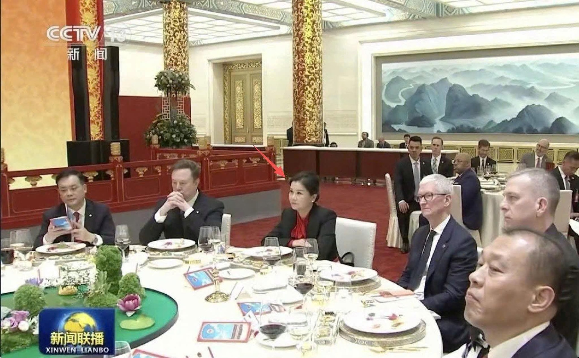 Nữ doanh nh&acirc;n ngồi giữa Tim Cook v&agrave; Elon Musk tại quốc yến: Từ nữ c&ocirc;ng nh&acirc;n đến "b&agrave; tr&ugrave;m" nắm giữ yết hầu chuỗi cung ứng Apple, Tesla; sở hữu 1 nh&agrave; m&aacute;y quan trọng tại Việt Nam - Ảnh 1.