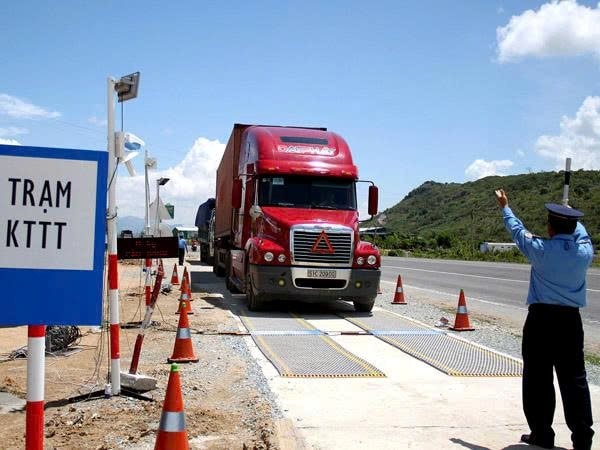 Ph&aacute;t hiện xe tải lạ, c&ocirc;ng an Việt Nam lập tức theo d&otilde;i gi&aacute;m s&aacute;t, kiểm tra - Ảnh 1.