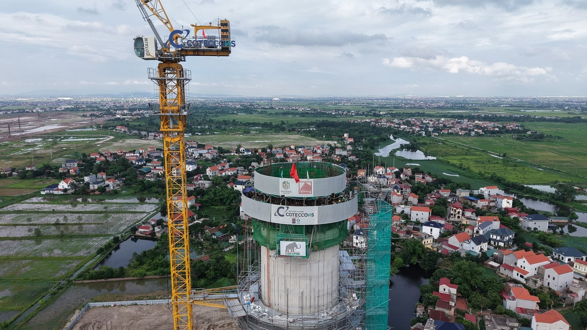 Khoảnh khắc tổng thầu chạy đua ng&agrave;y đ&ecirc;m kịp ho&agrave;n th&agrave;nh si&ecirc;u s&acirc;n bay 200.000 tỷ lớn nhất miền Bắc - Ảnh 1.