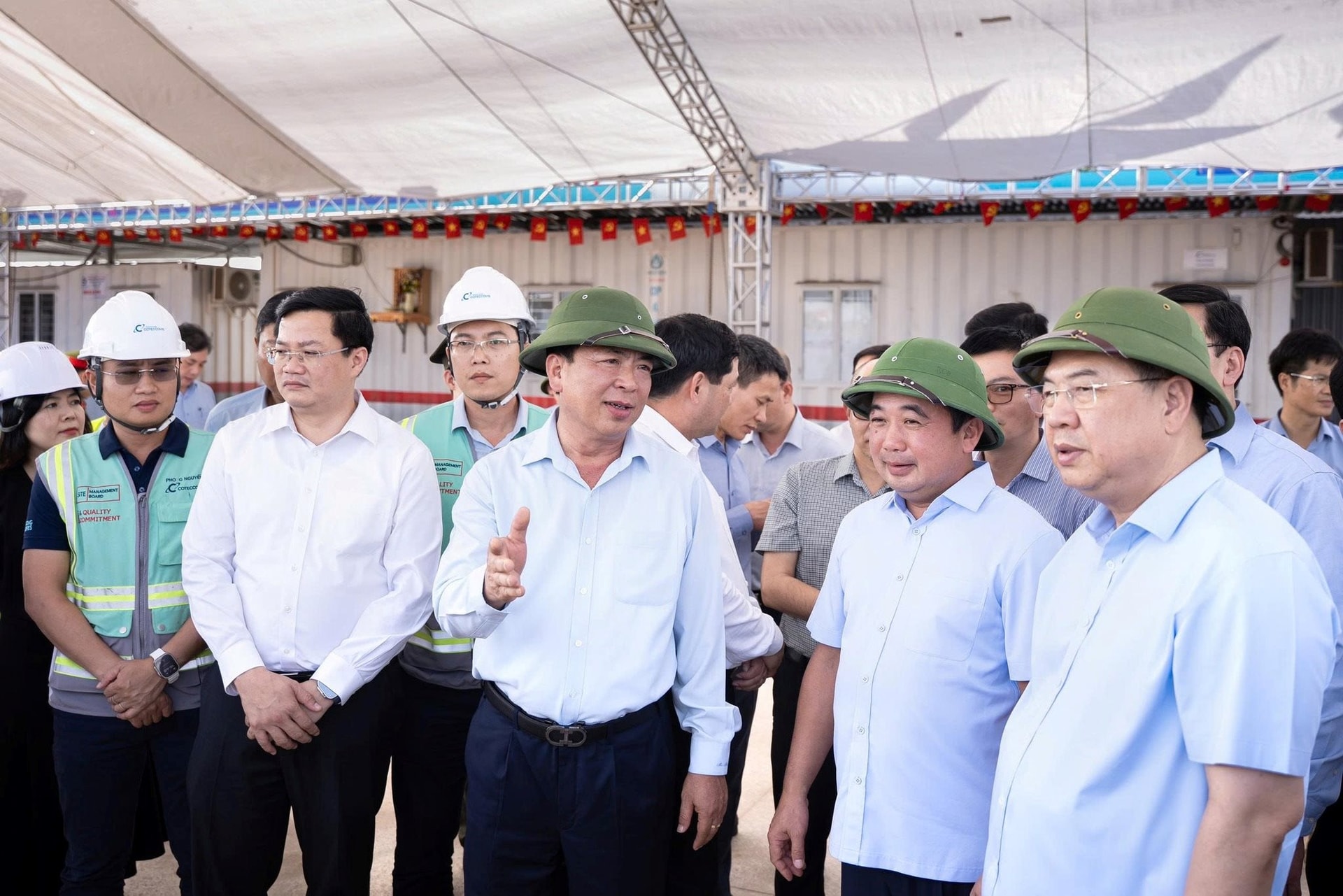 Khoảnh khắc tổng thầu chạy đua ng&agrave;y đ&ecirc;m kịp ho&agrave;n th&agrave;nh si&ecirc;u s&acirc;n bay 200.000 tỷ lớn nhất miền Bắc - Ảnh 2.