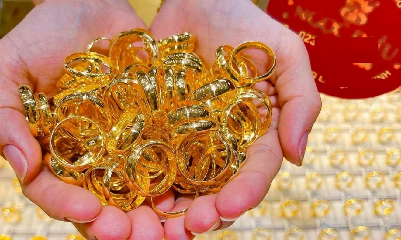 Đảo chiều, gi&aacute; v&agrave;ng tiếp tục đi l&ecirc;n: Nhiều người l&atilde;i đậm trong cảm gi&aacute;c ngỡ ng&agrave;ng- Ảnh 1.