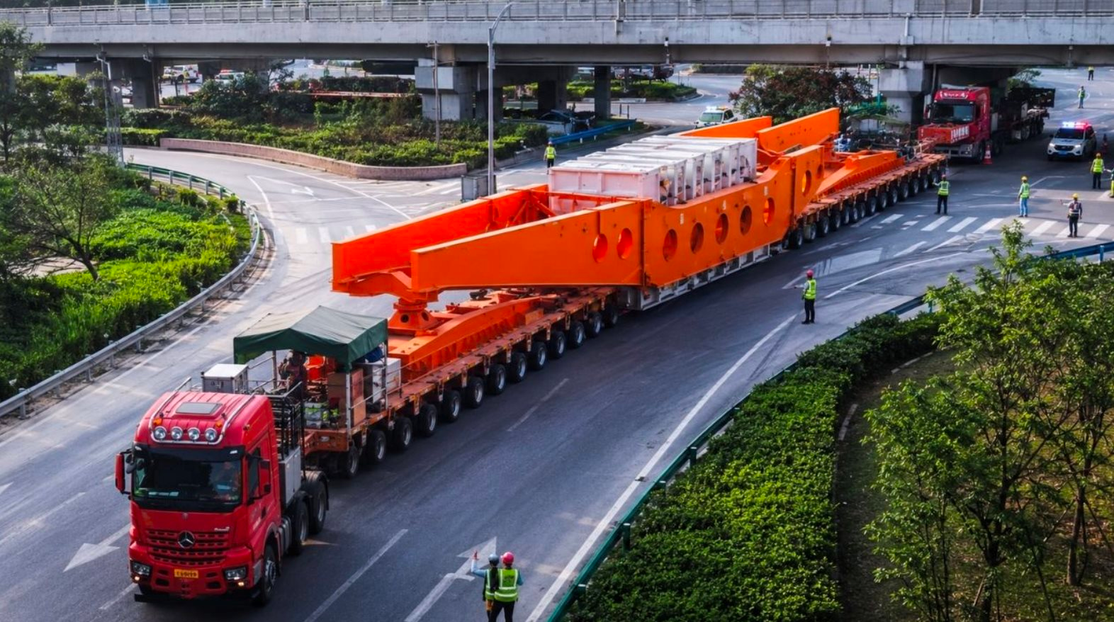 Ph&aacute;t hiện đo&agrave;n xe tải Trung Quốc &lsquo;d&iacute;nh liền nhau&rsquo; d&agrave;i gần 100 m&eacute;t, li&ecirc;n tục di chuyển với tốc độ 5km/h, đang thực hiện nhiệm vụ đặc biệt - Ảnh 1.