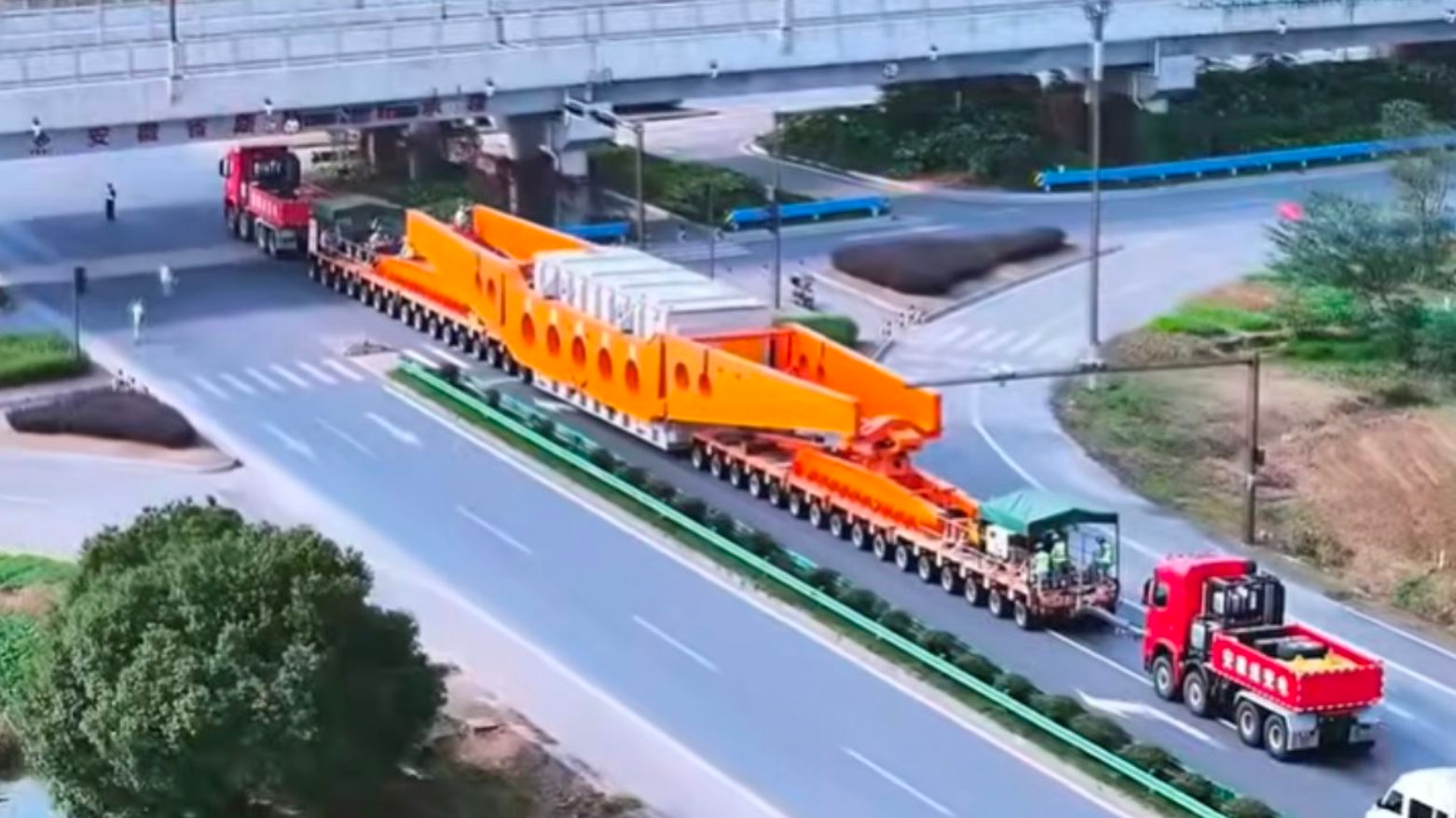 Ph&aacute;t hiện đo&agrave;n xe tải Trung Quốc &lsquo;d&iacute;nh liền nhau&rsquo; d&agrave;i gần 100 m&eacute;t, li&ecirc;n tục di chuyển với tốc độ 5km/h, đang thực hiện nhiệm vụ đặc biệt - Ảnh 2.