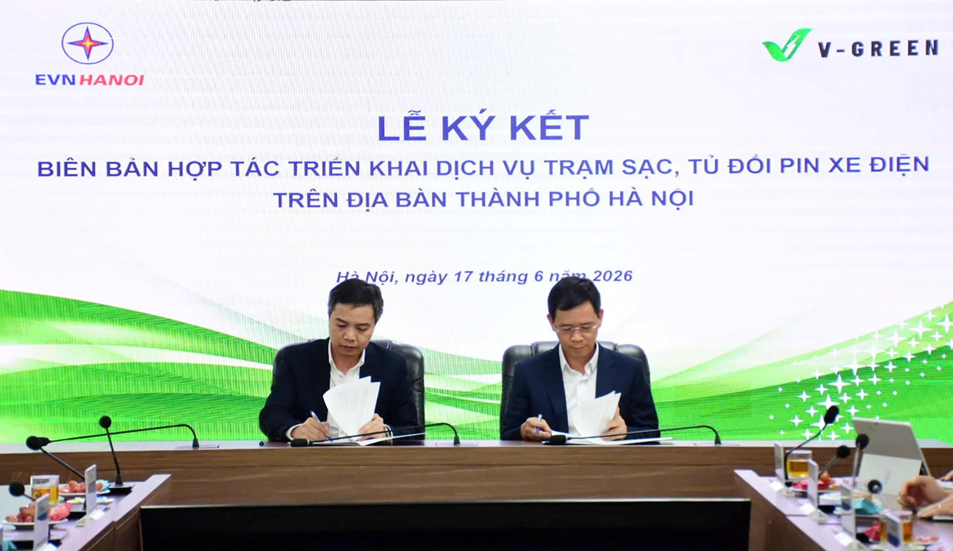 Bắt tay với một DN Nh&agrave; nước, Tập đo&agrave;n của tỷ ph&uacute; Phạm Nhật Vượng triển khai 2 thứ phủ khắp H&agrave; Nội - Ảnh 2.