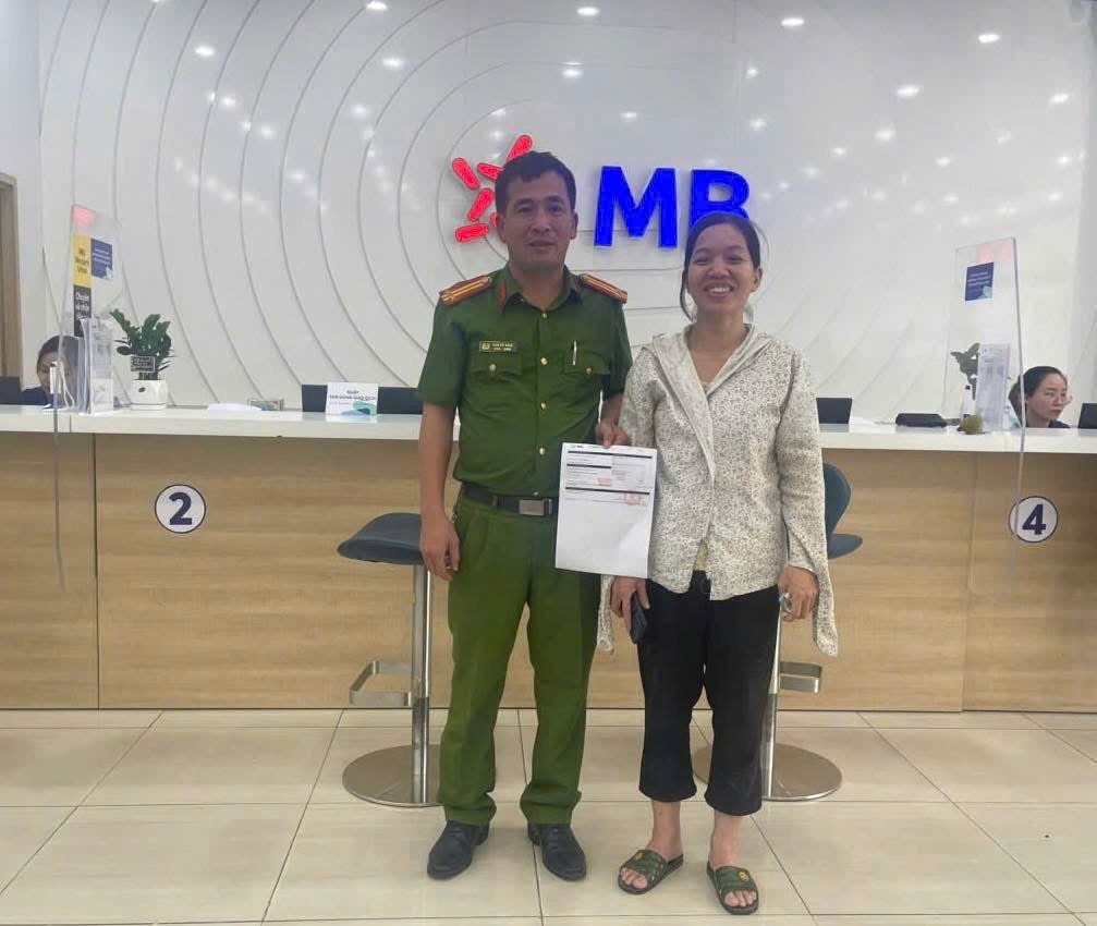 Chuyển khoản th&agrave;nh c&ocirc;ng 190 triệu đồng từ ng&acirc;n h&agrave;ng VietinBank sang MBBank, người phụ nữ phải l&agrave;m việc với c&ocirc;ng an - Ảnh 1.
