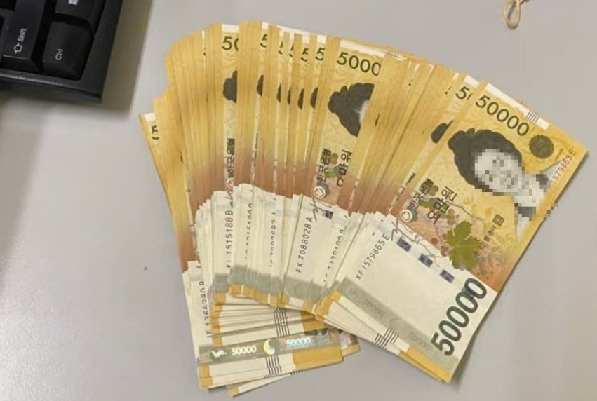 Ph&aacute;t hiện bọc tiền gần 100 triệu đồng gồm 100 tờ tiền mệnh gi&aacute; 50.000 won nằm chơ vơ tr&ecirc;n xe đẩy h&agrave;nh l&yacute;, Cảng H&agrave;ng kh&ocirc;ng quốc tế Nội B&agrave;i lập tức x&aacute;c minh - Ảnh 1.