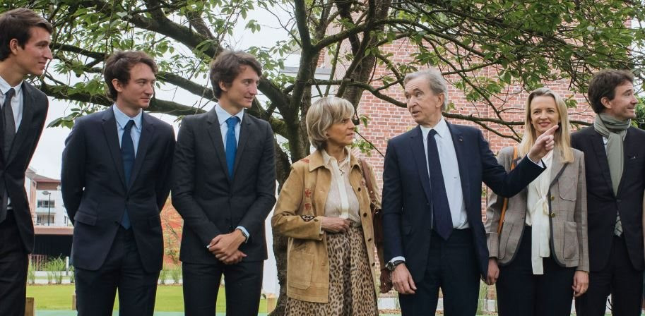Cuộc sống 5 cậu ấm, cô chiêu nhà tỷ phú Bernard Arnault: Bị đào tạo như quân đội để kế nghiệp đế chế LVMH, bữa trưa cũng là nơi cha 'kiểm tra bài cũ'- Ảnh 1.