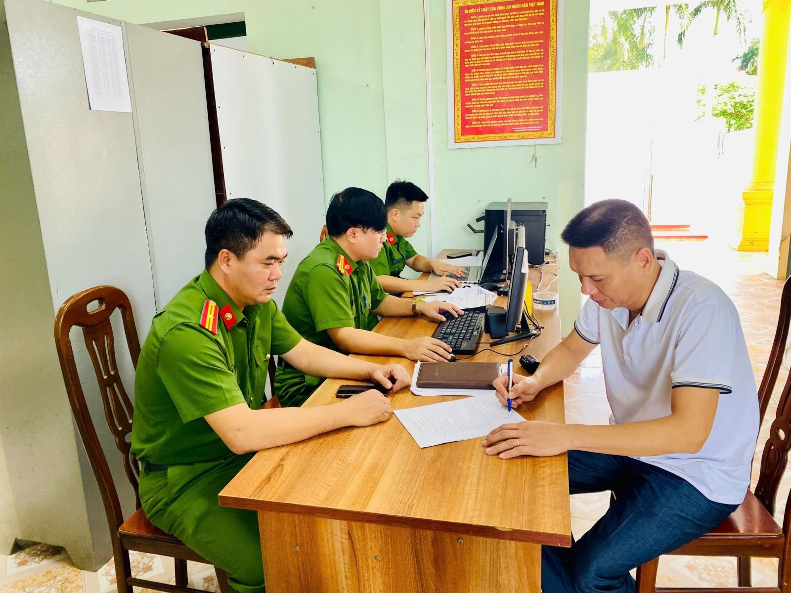 C&ocirc;ng an x&aacute;c minh giao dịch chuyển 70 triệu đồng v&agrave;o t&agrave;i khoản 55112xxxxx Techcombank, một người đ&agrave;n &ocirc;ng được mời l&agrave;m việc - Ảnh 1.