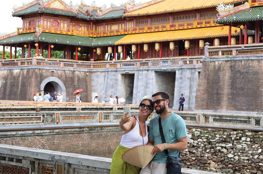 Một th&agrave;nh phố Việt Nam g&oacute;p mặt c&ugrave;ng Bắc Kinh, Seoul trong đề cử "Oscar du lịch": H&uacute;t mạnh kh&aacute;ch Ph&aacute;p, Mỹ, nửa năm thu hơn 10.300 tỷ đồng - Ảnh 7.