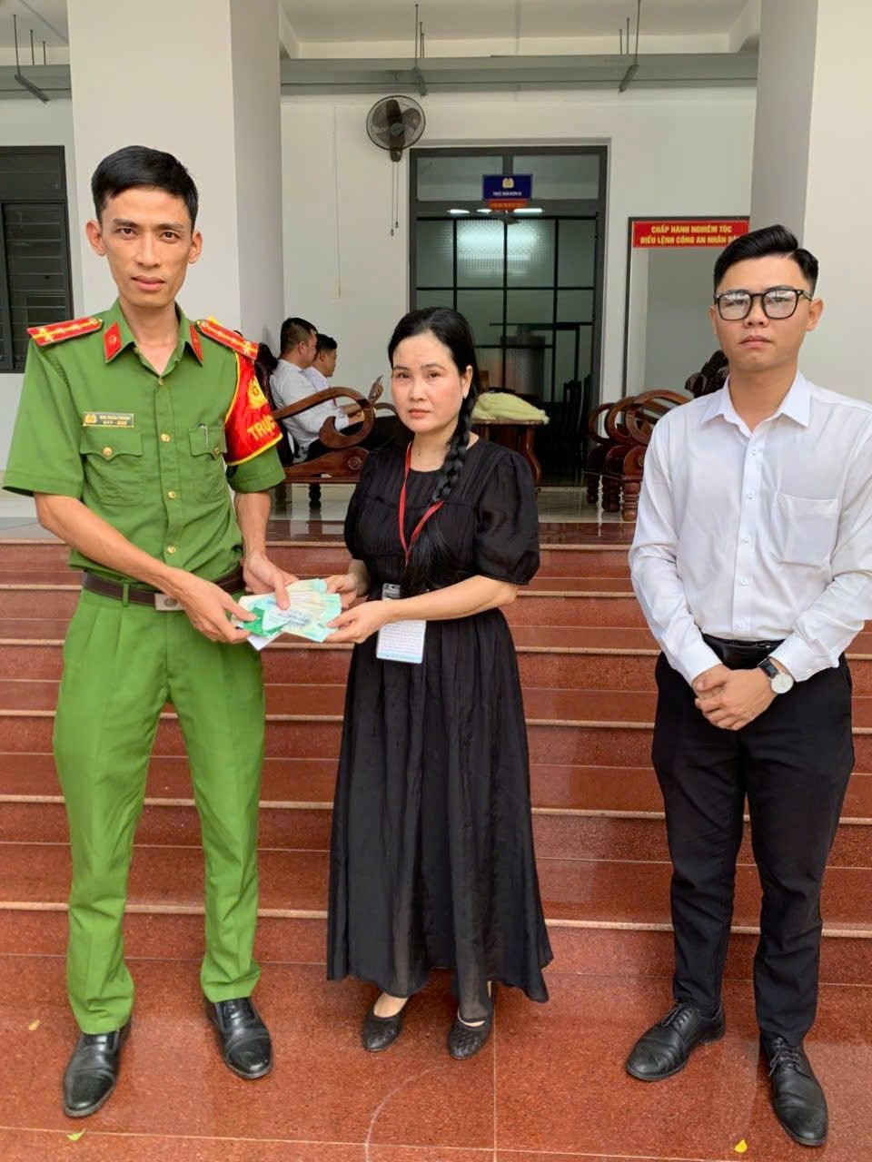 Ph&aacute;t hiện chiếc v&iacute; chứa xấp tiền mệnh gi&aacute; 500.000 đồng v&agrave; 1 thẻ ng&acirc;n h&agrave;ng tại 1 qu&aacute;n c&agrave; ph&ecirc;: C&ocirc;ng an lập tức v&agrave;o cuộc x&aacute;c minh - Ảnh 2.