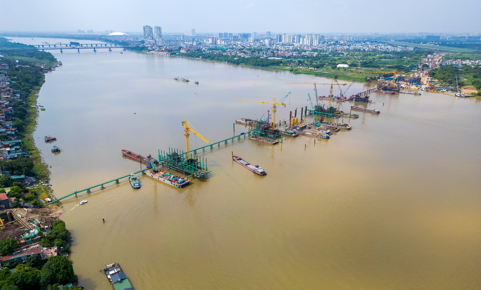 Ngắm đại c&ocirc;ng trường x&acirc;y cầu 16.000 tỷ đồng ở trung t&acirc;m H&agrave; Nội: Quy tụ 100 m&aacute;y m&oacute;c, hơn 500 nh&acirc;n sự, d&ugrave;ng lượng th&eacute;p gấp 5 cầu Long Bi&ecirc;n - Ảnh 2.