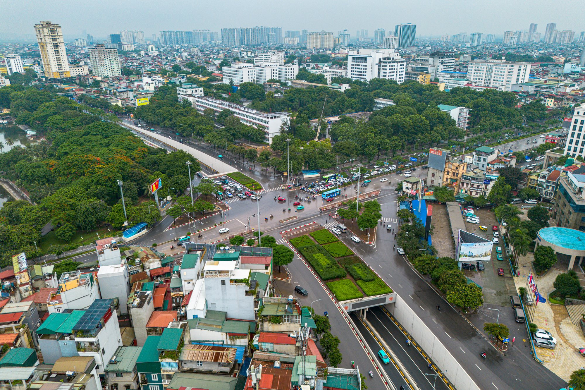 Cận cảnh khu đất gần C&ocirc;ng vi&ecirc;n Thống Nhất, được đề xuất x&acirc;y t&ograve;a th&aacute;p đ&ocirc;i cao nhất thế giới nối thẳng đến S&acirc;n vận động lớn nhất thế giới của Vingroup - Ảnh 4.