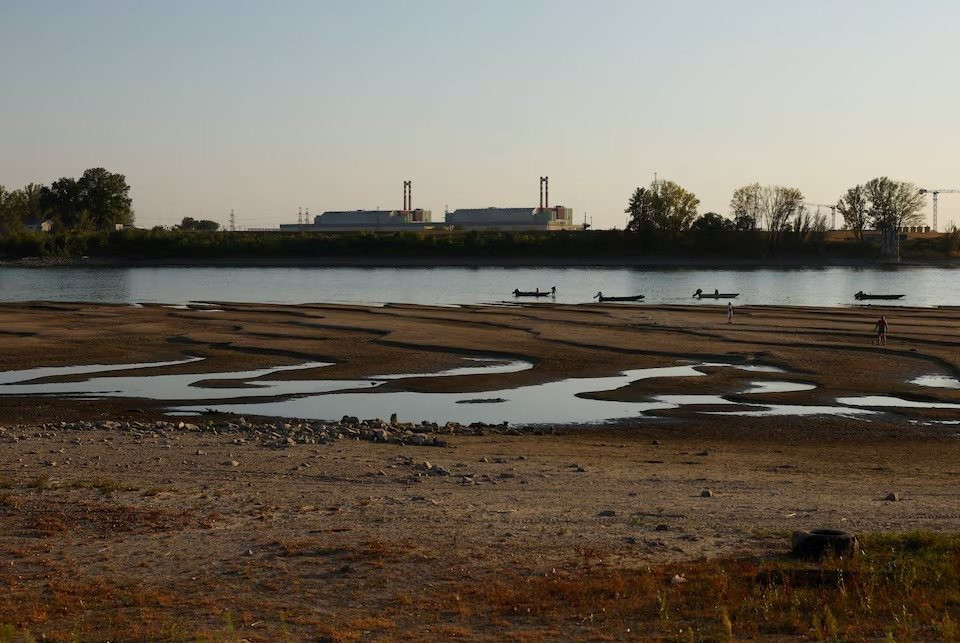 Đ&uacute;ng 3/8, l&aacute;ng giềng Ukraine d&ugrave;ng 180kg thuốc nổ để cứu nh&agrave; m&aacute;y điện hạt nh&acirc;n duy nhất do Canada x&acirc;y dựng - Ảnh 3.
